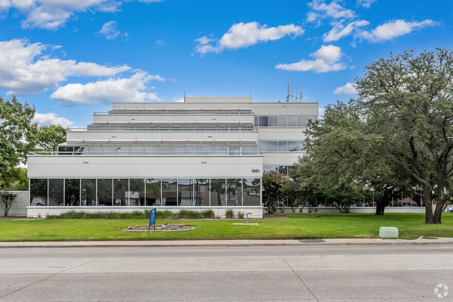 1301 S Bowen Rd, Arlington, TX à louer - Photo du bâtiment - Image 3 de 15