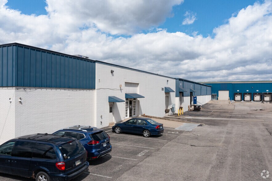 6043 Interstate Cir, Blue Ash, OH à louer - Photo du bâtiment - Image 2 de 5
