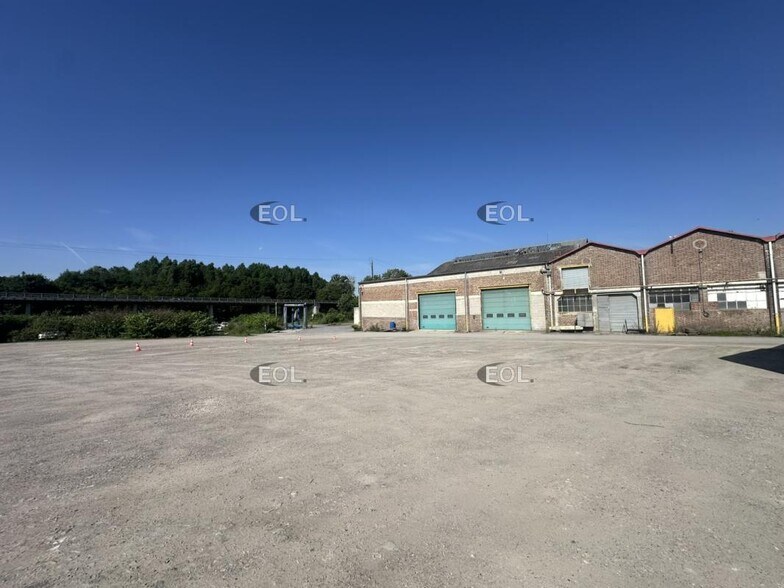 Local d'activités dans Saint-Quentin à vendre - Photo du bâtiment - Image 2 de 12