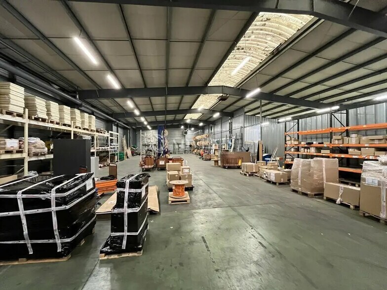 Industrial in Trappes for lease - Interior Photo - Image 1 of 5