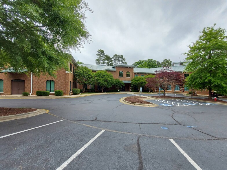 610 Jones Ferry Rd, Carrboro, NC for lease - Building Photo - Image 2 of 26