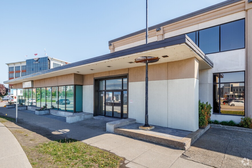 253-255 Boul Décarie, Montréal, QC for sale - Primary Photo - Image 1 of 1