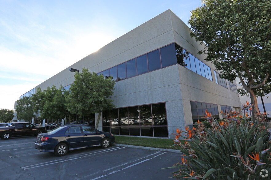 1501 E Orangethorpe Ave, Fullerton, CA à louer - Photo du bâtiment - Image 2 de 11