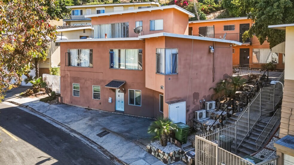3815 Don Tomaso Dr, Los Angeles, CA à vendre - Photo du bâtiment - Image 2 de 13