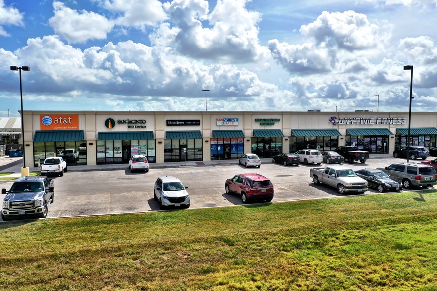 300 Tiney Browning Blvd, Port Lavaca, TX for sale - Building Photo - Image 1 of 1