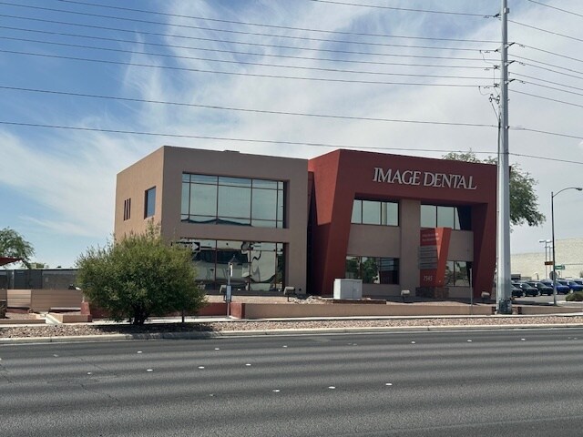 7545 W Sahara Ave, Las Vegas, NV à louer - Photo du bâtiment - Image 2 de 19