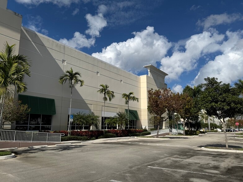 2901 NW 27th Ave, Pompano Beach, FL for lease - Building Photo - Image 3 of 4