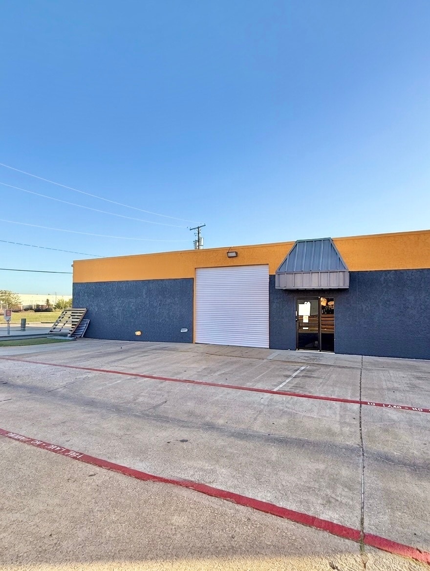 2125 W Pioneer Pky, Grand Prairie, TX à louer Photo du bâtiment- Image 1 de 5