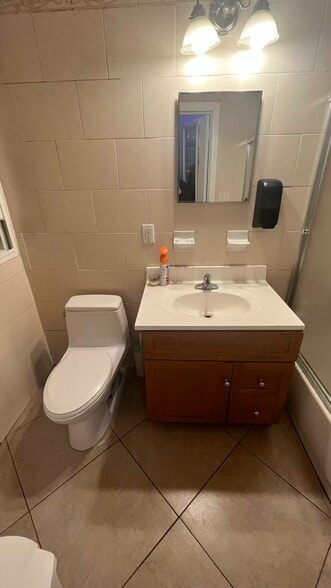 3784 103rd St, Corona, NY à vendre - Photo intérieure - Image 2 de 4