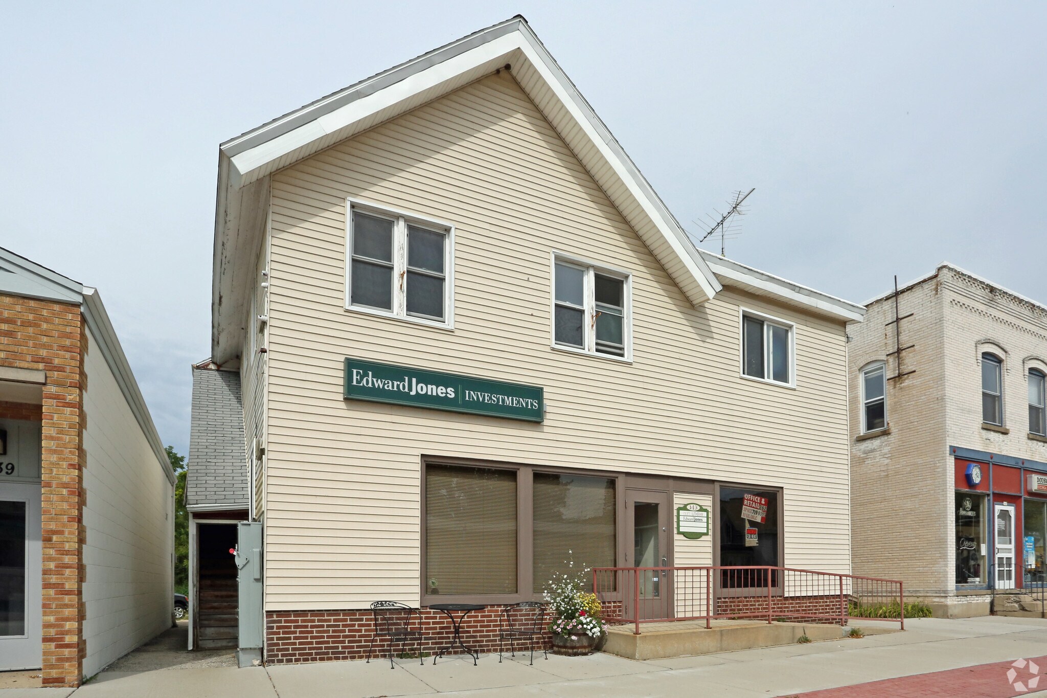 141 N Main St, Dousman, WI à louer Photo principale- Image 1 de 8