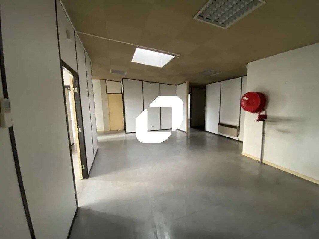 Office in Carbon-Blanc for lease Building Photo- Image 1 of 14