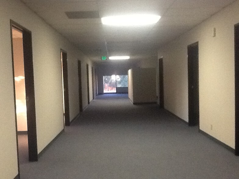 1425 S Victoria Ct, San Bernardino, CA à louer - Photo du bâtiment - Image 3 de 37