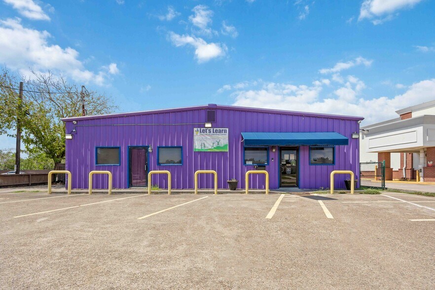 1511 N 10th St, Baytown, TX à louer - Photo du bâtiment - Image 2 de 12