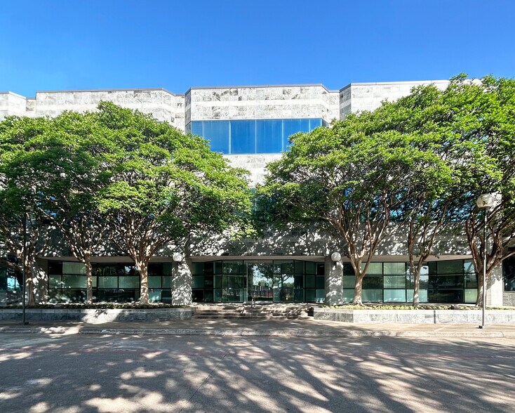 4949 Keller Springs Rd, Addison, TX à louer - Photo du bâtiment - Image 1 de 8