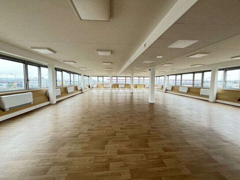 Office in Tremblay-en-France for lease - Interior Photo - Image 2 of 11