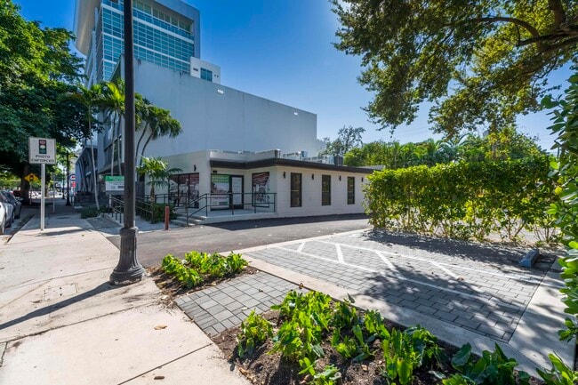 Plus de détails pour 1760 SW 22 St, Coral Gables, FL - Commerce de détail à louer