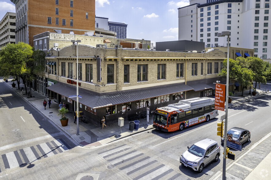 300-302 E Commerce St, San Antonio, TX à louer - Photo principale - Image 1 de 25