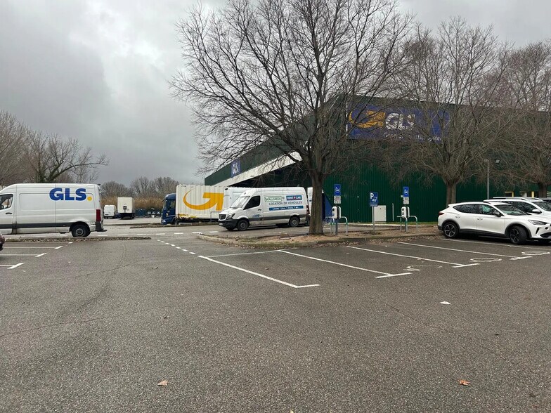 Industrial in Vitrolles for lease - Building Photo - Image 3 of 3