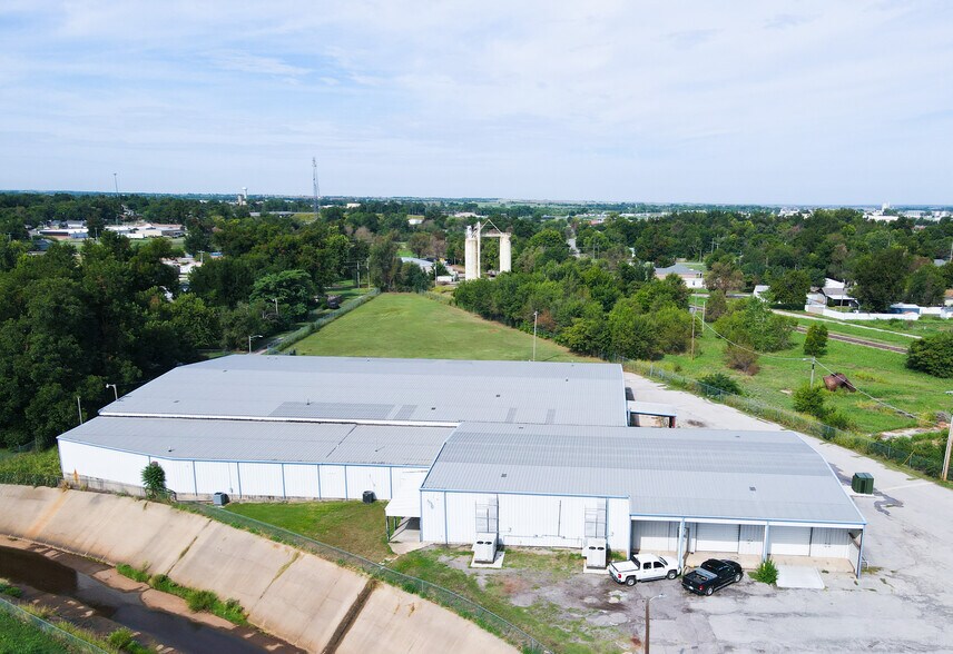505 N 6th St, Chickasha, OK for sale - Building Photo - Image 1 of 10