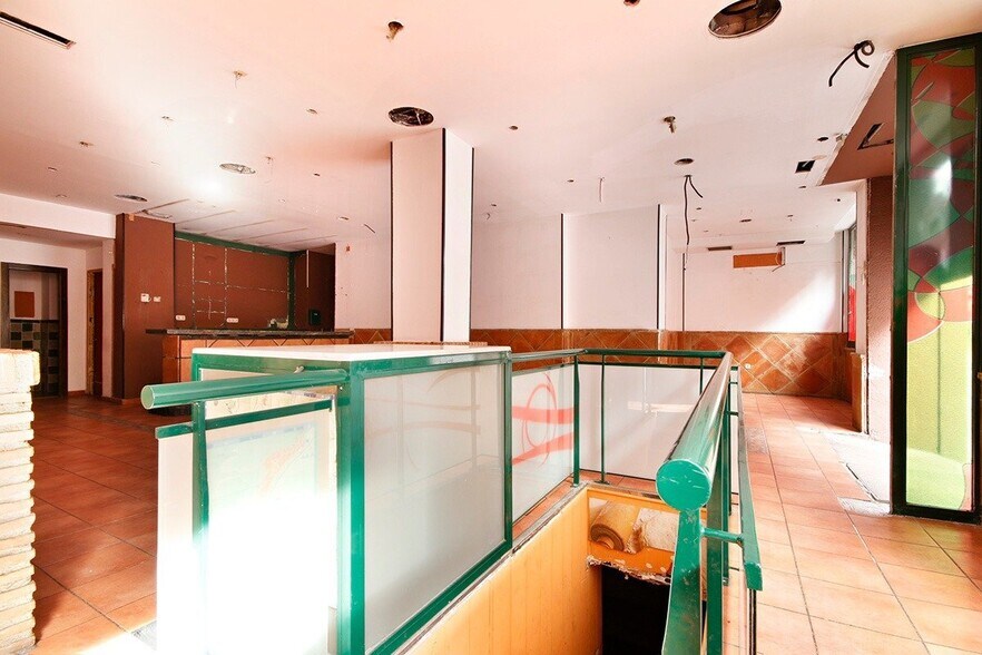 Retail in Granada for sale - Interior Photo - Image 2 of 20