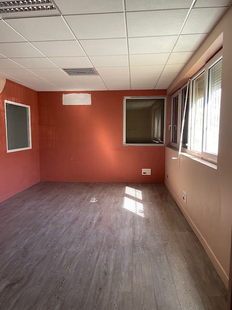 Flex in Marseille for lease Primary Photo- Image 1 of 3