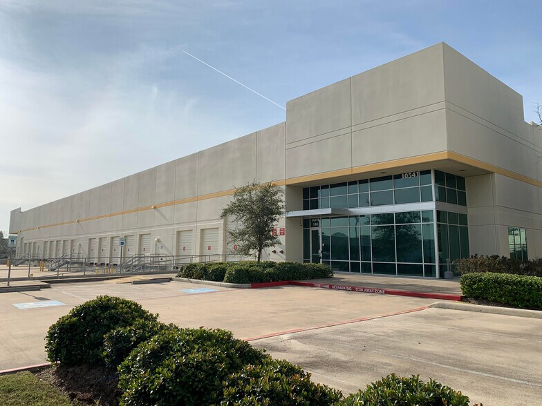 10601-10641 S Sam Houston Pky W, Houston, TX à louer - Photo du bâtiment - Image 3 de 5