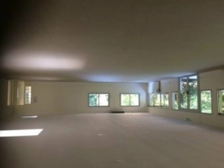 Bureau dans SAINT-JEAN-D'ILLAC à louer - Photo du bâtiment - Image 2 de 9