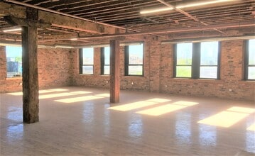 346 N Justine St, Chicago, IL for lease Interior Photo- Image 2 of 3