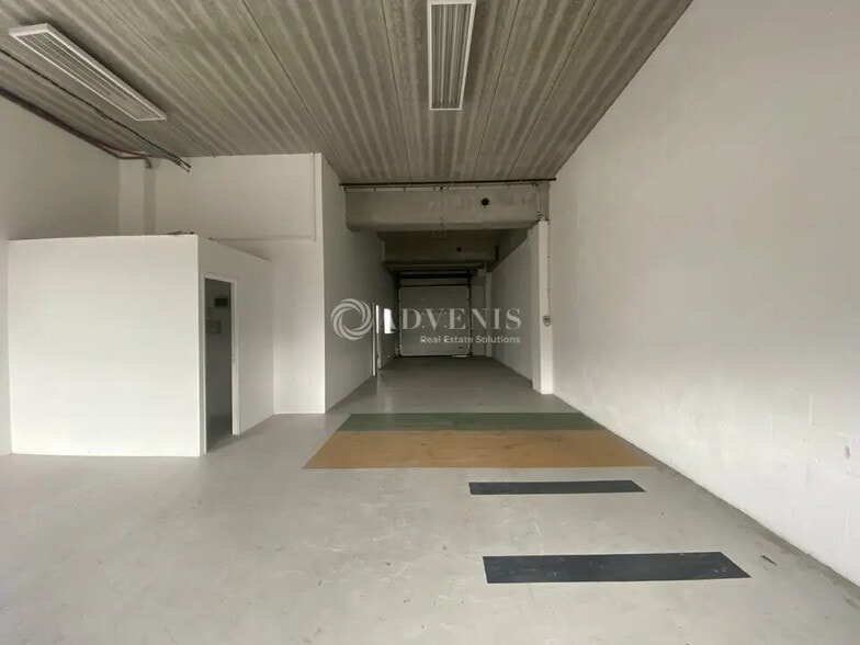 Flex in Saint-Denis for lease - Interior Photo - Image 2 of 12