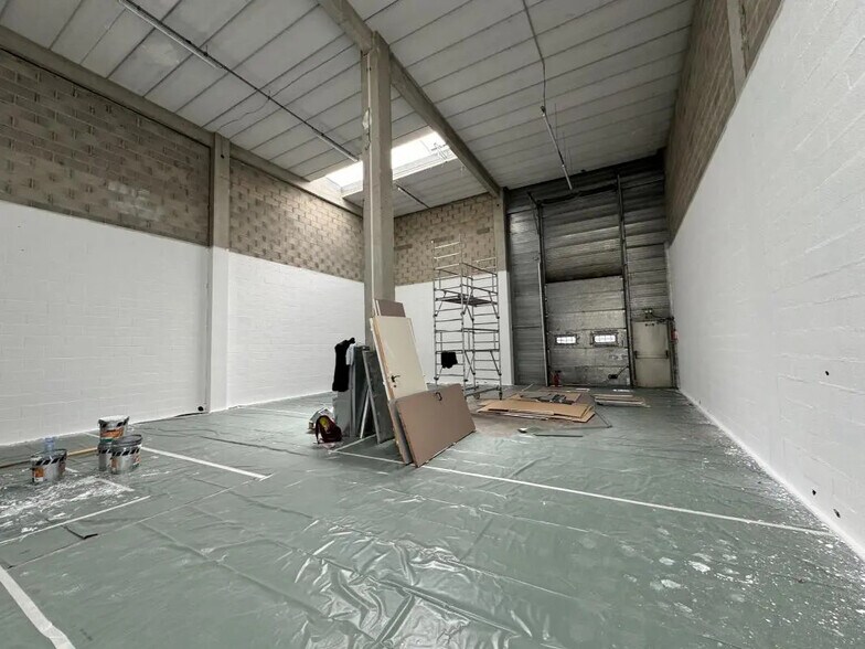 Flex in Émerainville for lease - Interior Photo - Image 1 of 15