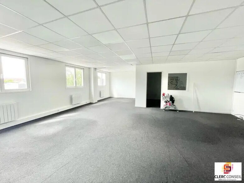 Office in Le Petit-Quevilly for lease - Interior Photo - Image 3 of 10
