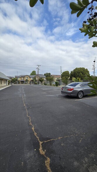 2215 N Fresno St, Fresno, CA à vendre - Photo du bâtiment - Image 3 de 31