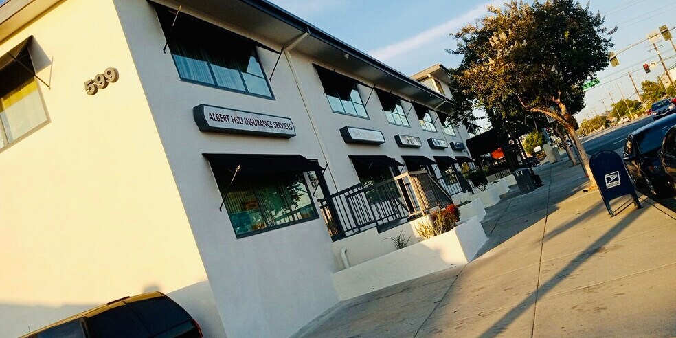 599 S Barranca Ave, Covina, CA à louer - Photo du bâtiment - Image 3 de 5