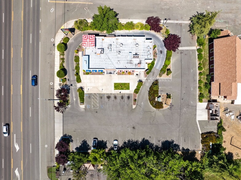 9750 Highway 53, Lower Lake, CA à vendre - Photo du bâtiment - Image 3 de 22