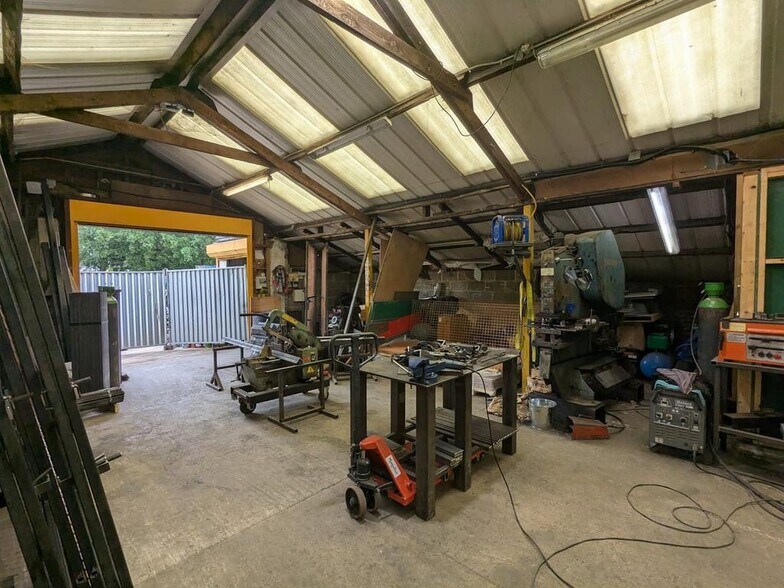 66 Brox Rd, Ottershaw à louer - Photo du bâtiment - Image 3 de 7