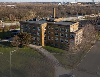 Plus de détails pour 1329 N Lake St, Aurora, IL - Spécialité à vendre