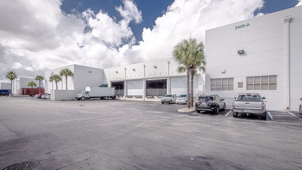 3409 NW 72nd Ave, Miami, FL à louer - Photo principale - Image 1 de 1