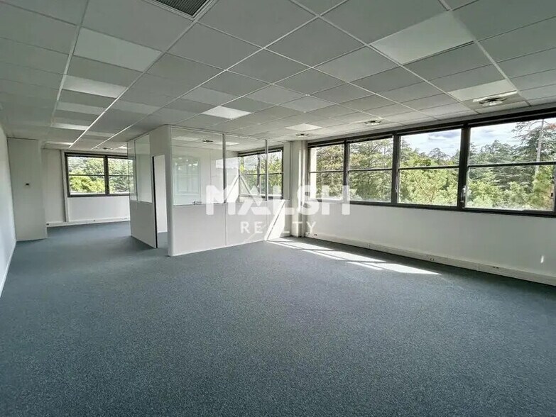 Bureau dans Saint-Genis-Laval à vendre - Photo du bâtiment - Image 3 de 12