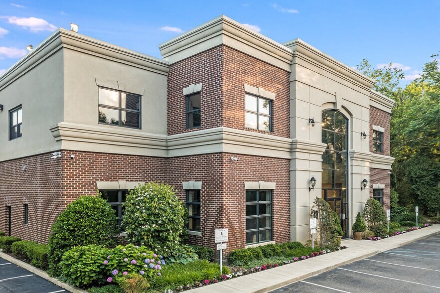 51 Charles St, Mineola, NY à louer - Photo du bâtiment - Image 3 de 17