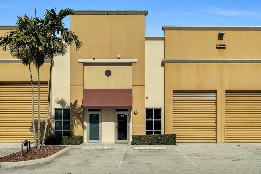 10404 W State Road 84, Davie, FL à louer - Photo du bâtiment - Image 1 de 12