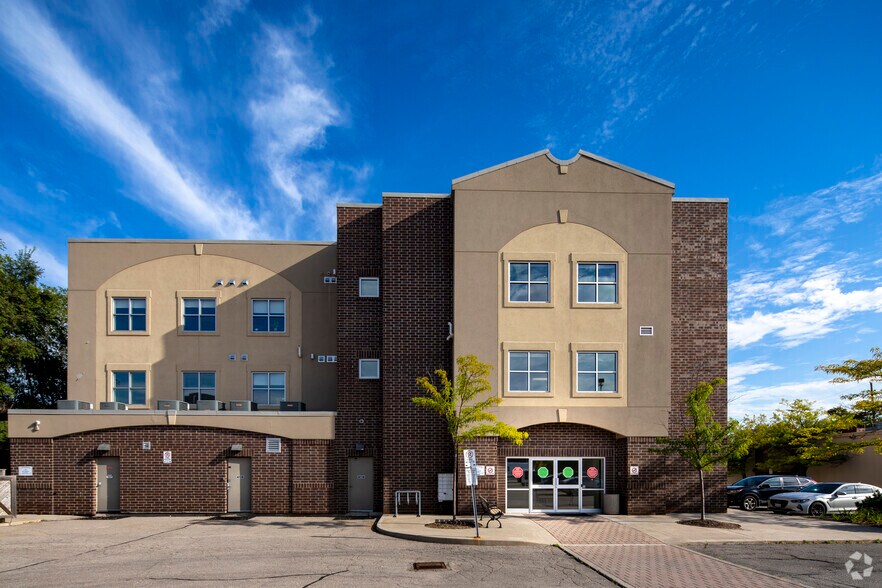 165 Cross Ave, Oakville, ON à louer - Photo du bâtiment - Image 3 de 10
