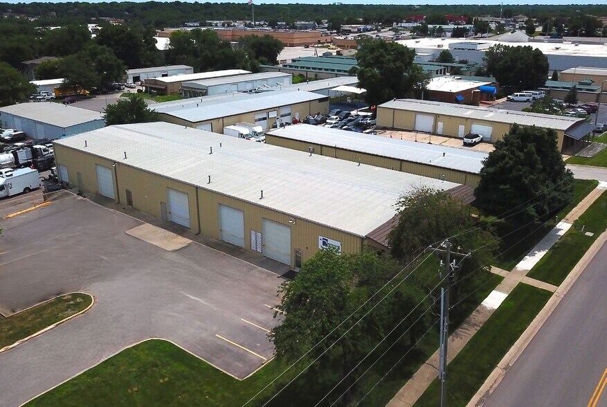 8215-8257 Hedge Lane Ter, Shawnee, KS à louer - Photo du bâtiment - Image 1 de 6