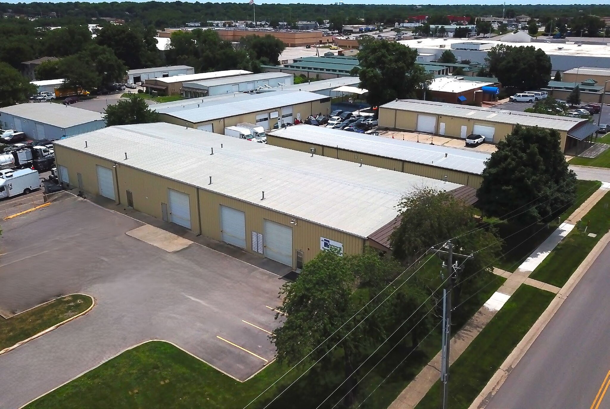 8215-8257 Hedge Lane Ter, Shawnee, KS for lease Building Photo- Image 1 of 6