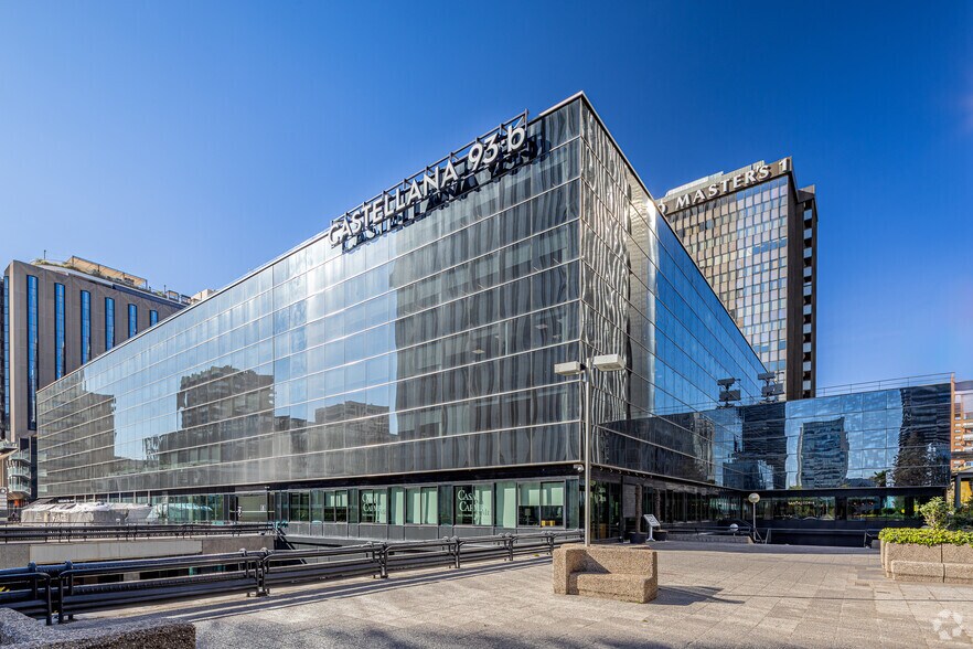 Avenida General Perón, 40, Madrid, Madrid à louer - Photo du bâtiment - Image 1 de 30