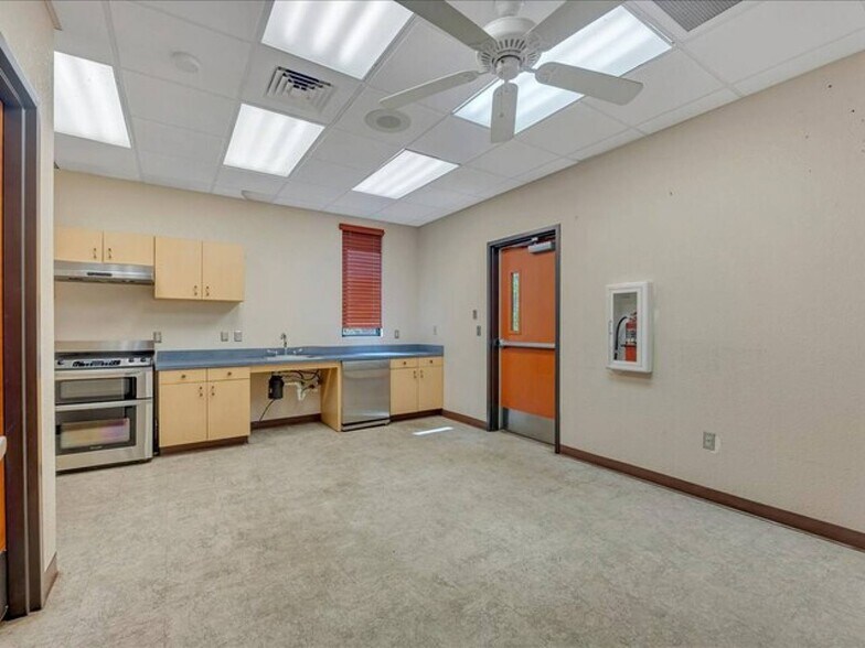 1225 N Mound St, Nacogdoches, TX à louer - Photo intérieure - Image 2 de 26