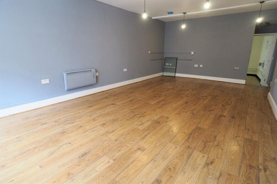 31 Market St, High Peak à louer - Photo du bâtiment - Image 2 de 11