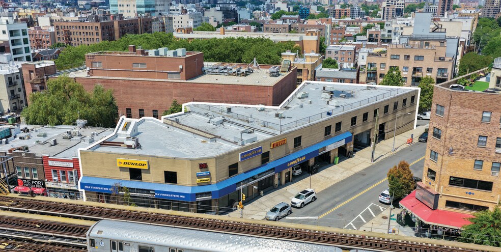 30-02 Newton Ave, Astoria, NY à vendre - Photo du bâtiment - Image 2 de 4