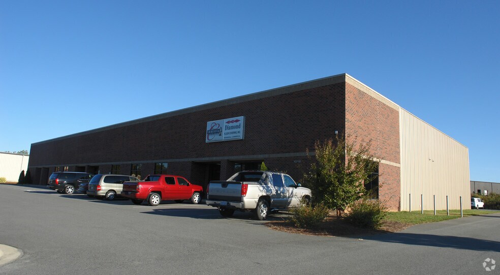 1010 Van Buren Ave, Indian Trail, NC à louer - Photo du bâtiment - Image 3 de 19