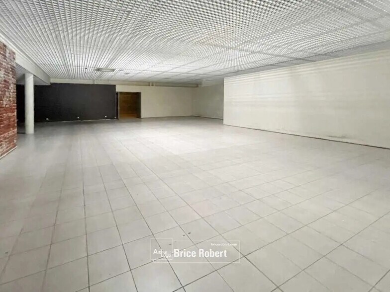 Retail in Saint-Bonnet-de-Mure for lease - Interior Photo - Image 3 of 8