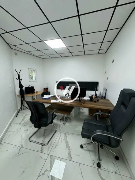 Flex in Bondy for lease - Interior Photo - Image 1 of 5